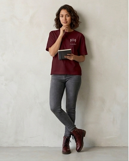 Model mengenakan Mantiq Essentials Tee warna Maroon