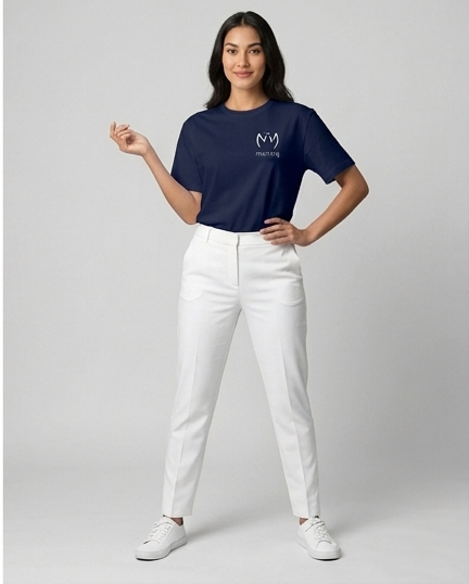 Model mengenakan Mantiq Essentials Tee warna Navy